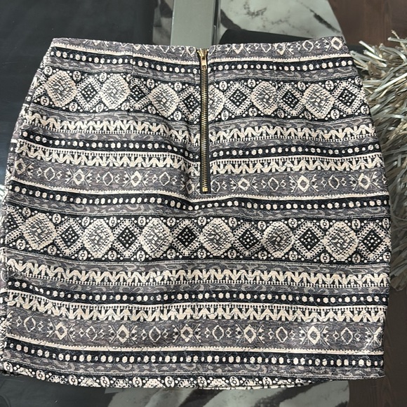 Cute geometric pattern mini skirt - Picture 2 of 4